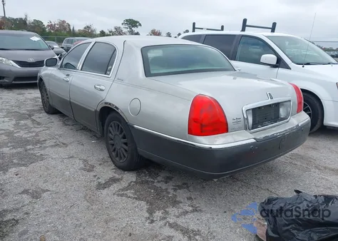 2003 Lincoln Town Car Signature z USA, uszkodzony, nr VIN 1LNHM82W23Y604044